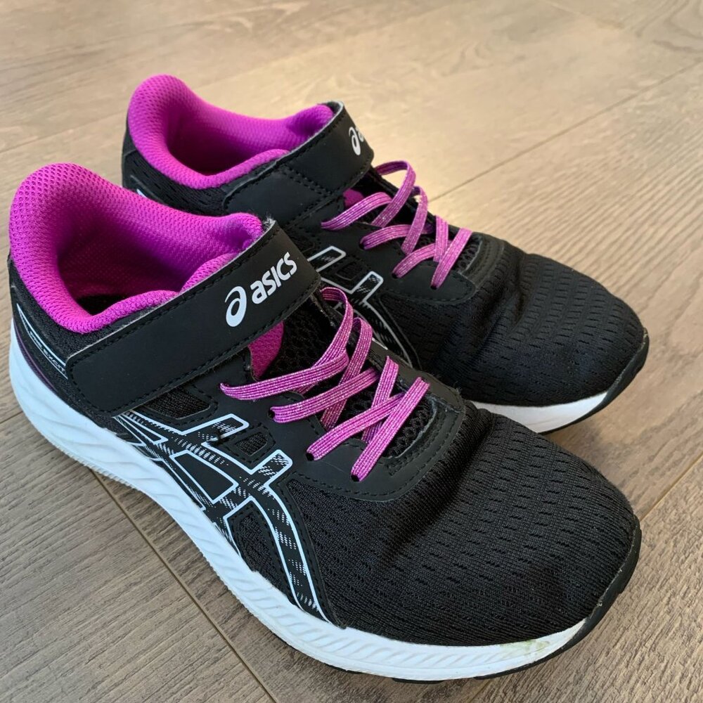 Running shoes Asics girls size 1 ½